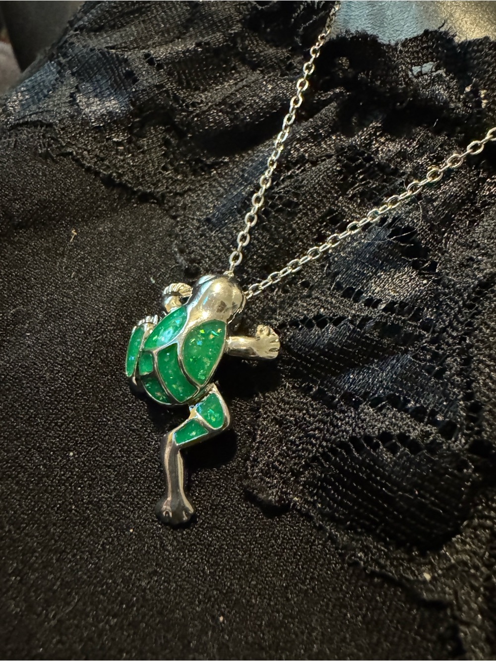 Source Unknown Silver Turtle Pendant Necklace with Green Inlay